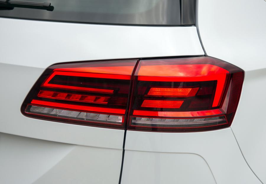 Детали экстерьера Volkswagen Golf Sportsvan TSI 2017 года  (WW) (фото 36 из 40)